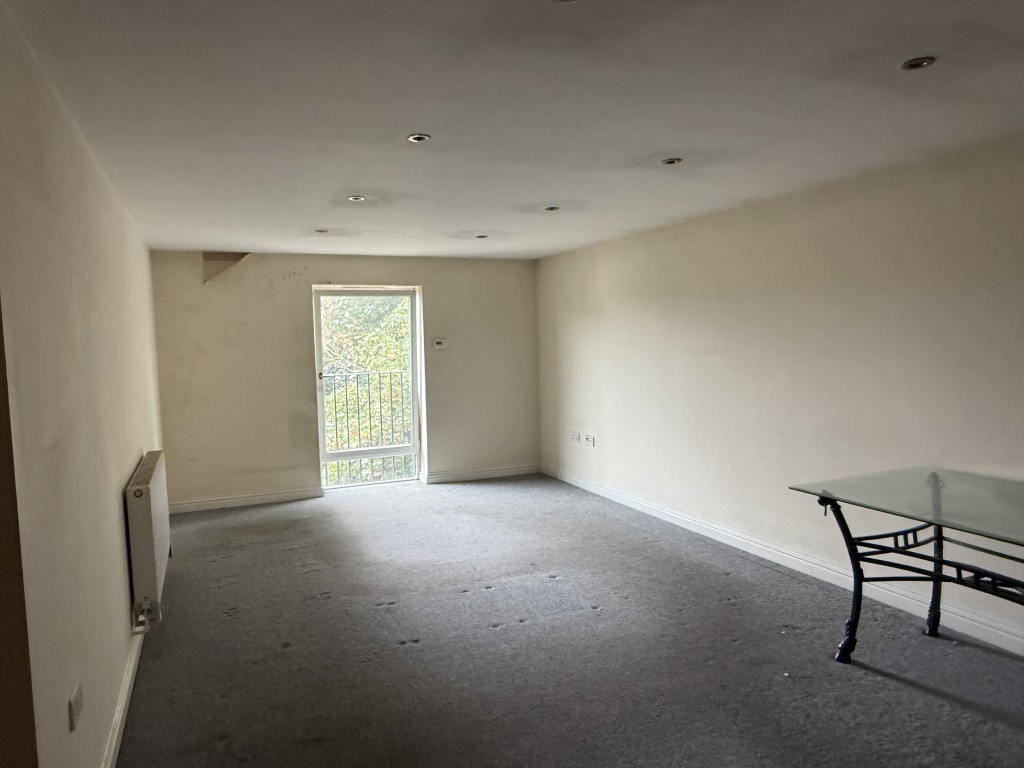 Lot: 25 - OUTSTANDING INVESTMENT - SUBSTANTIAL FREEHOLD MODERN PURPOSE-BUILT DEVELOPMENT OF 23 FLATS IN TWO BLOCKS - Flat 21 - Living Room-Dining Room